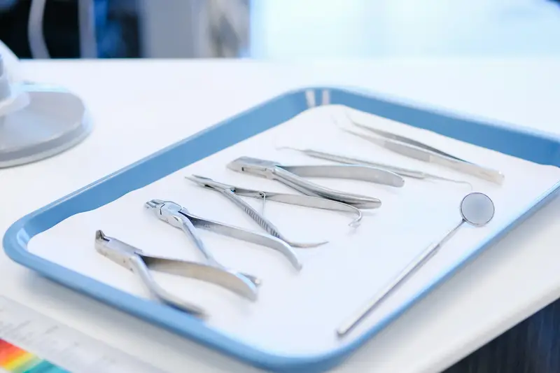 Instrumentais odontológicos arrumados em uma bandeja.