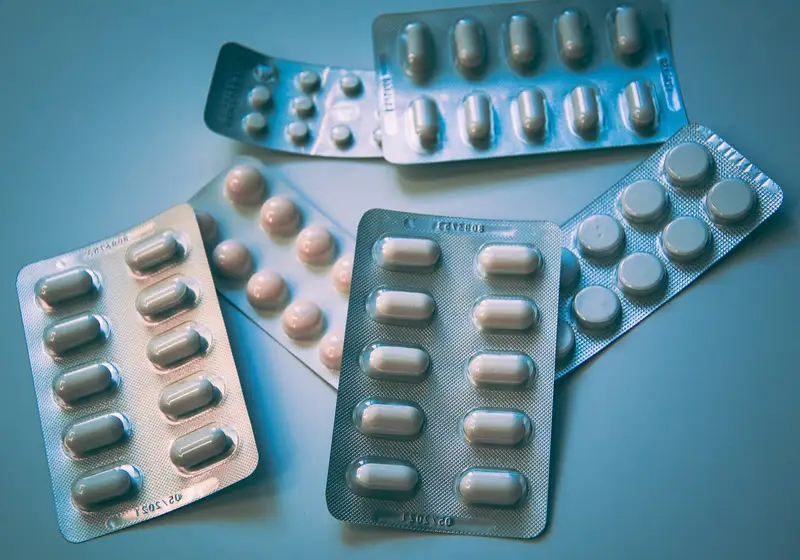 Cartelas de comprimidos sobre fundo azul.